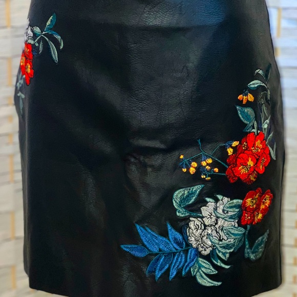 Leather Floral Embroidered Mini Skirt - Guess❓🌹 - Picture 10 of 11